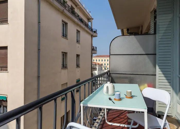 Ultra Central Large 2 Bdr Near Massena Square
