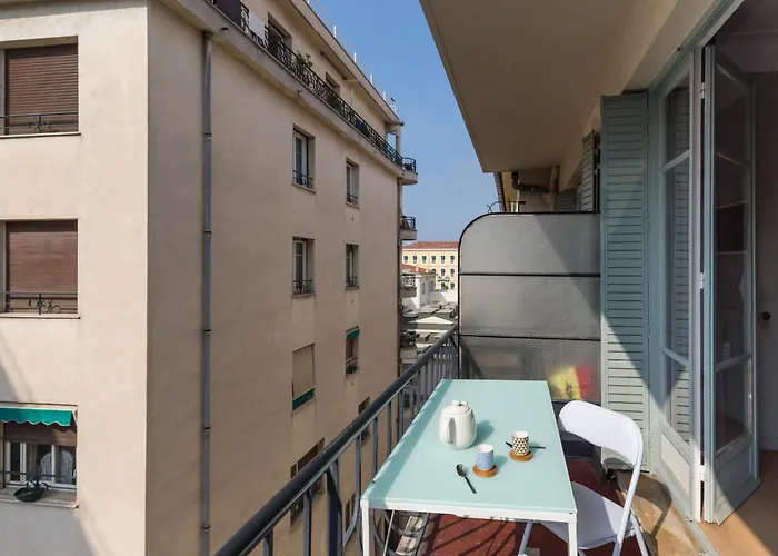 Ultra Central Large 2 Bdr Near Massena Square