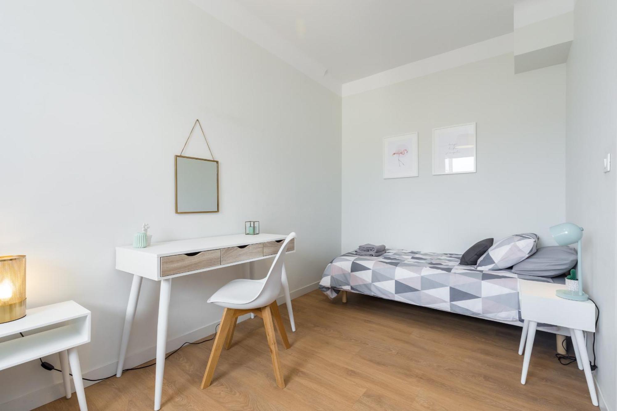 Ultra Large 2 Bdr Near Massena Square *