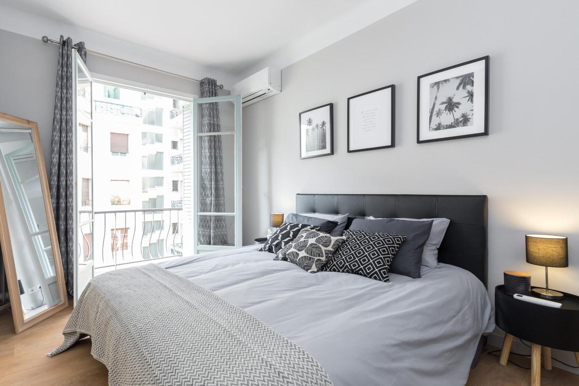 Ultra Large 2 Bdr Near Massena Square *